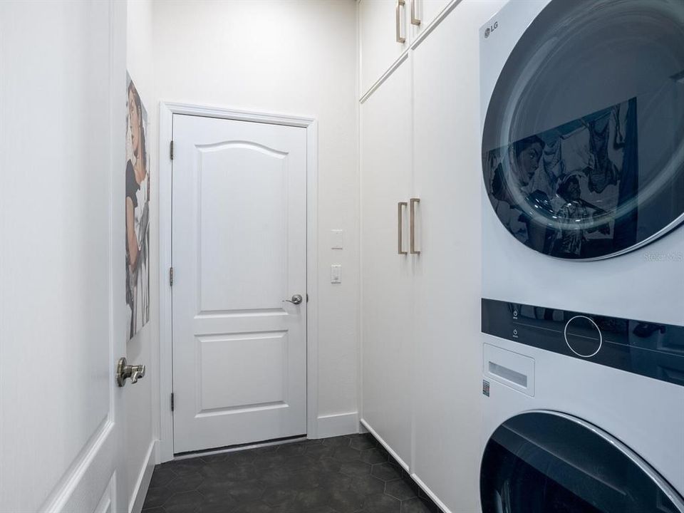 For Sale: $929,000 (3 beds, 2 baths, 2011 Square Feet)