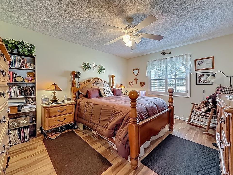 待售: $220,000 (2 贝兹, 2 浴室, 1094 平方英尺)