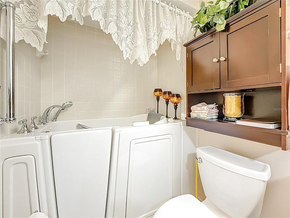 待售: $220,000 (2 贝兹, 2 浴室, 1094 平方英尺)