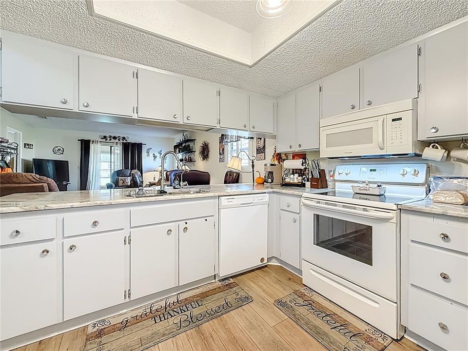 待售: $220,000 (2 贝兹, 2 浴室, 1094 平方英尺)