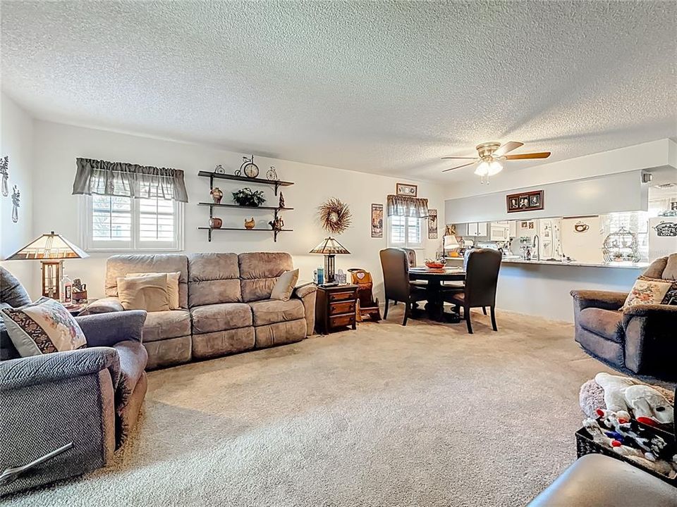 待售: $220,000 (2 贝兹, 2 浴室, 1094 平方英尺)