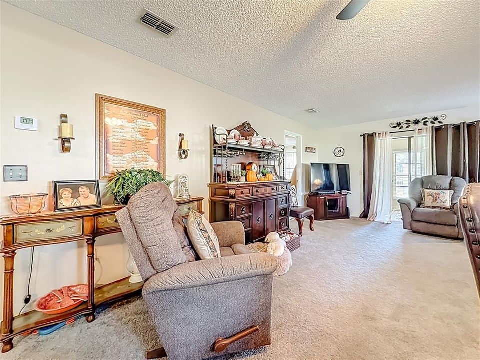 待售: $220,000 (2 贝兹, 2 浴室, 1094 平方英尺)