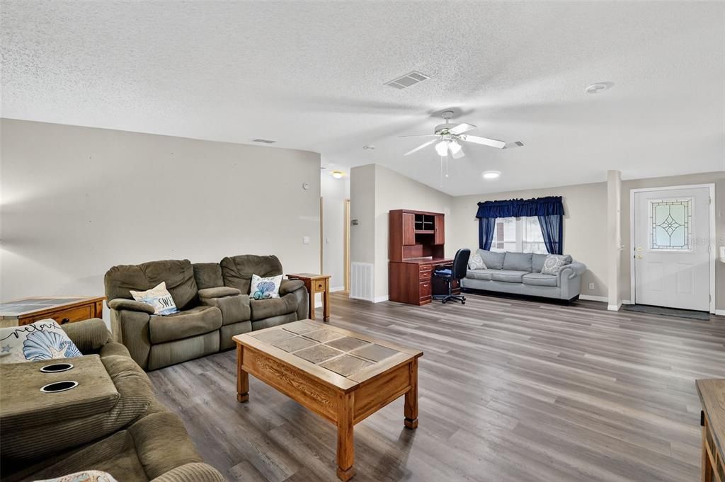 For Sale: $229,000 (3 beds, 2 baths, 1568 Square Feet)