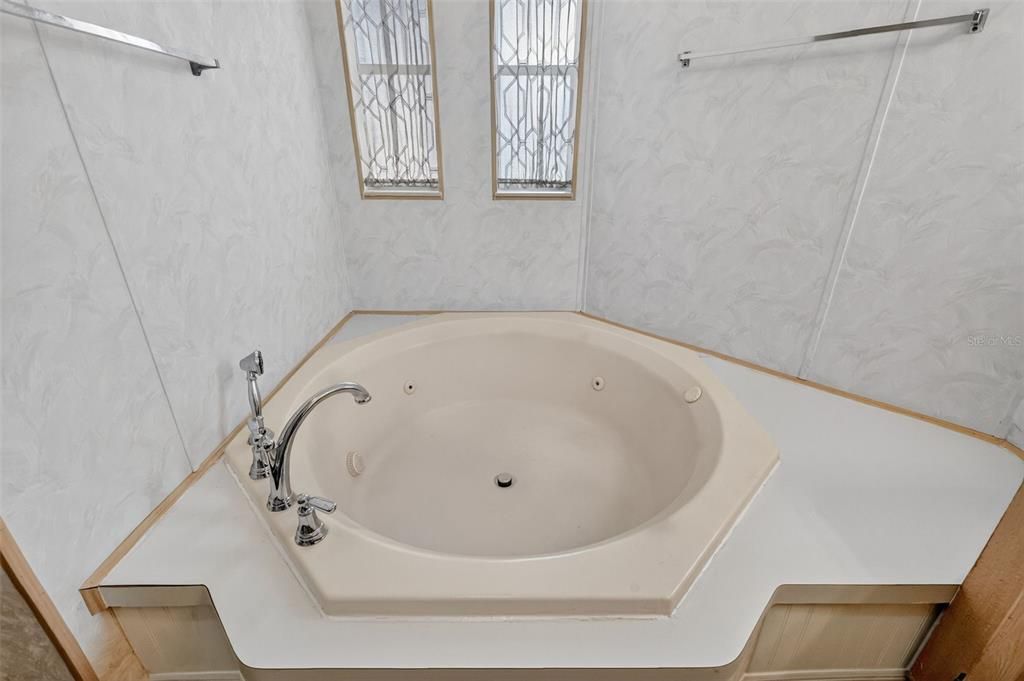 For Sale: $229,000 (3 beds, 2 baths, 1568 Square Feet)