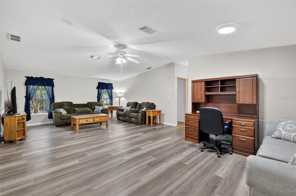 For Sale: $229,000 (3 beds, 2 baths, 1568 Square Feet)