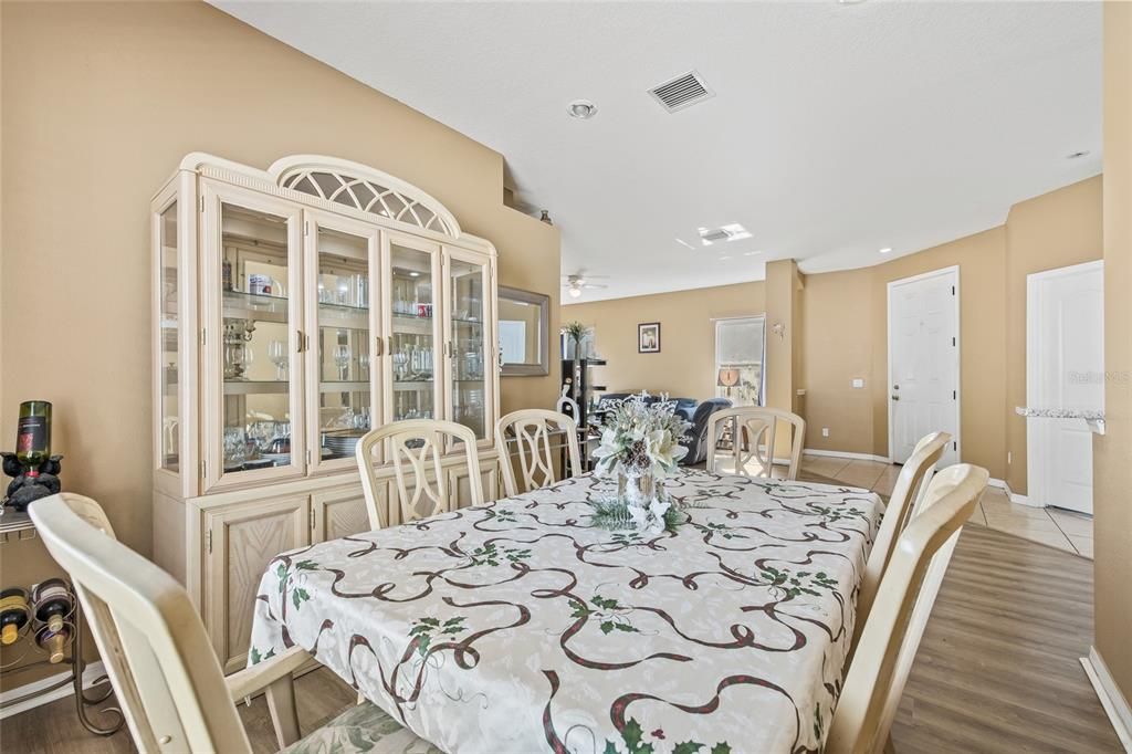 На продажу: $305,000 (3 спален, 2 ванн, 1568 Квадратных фут)