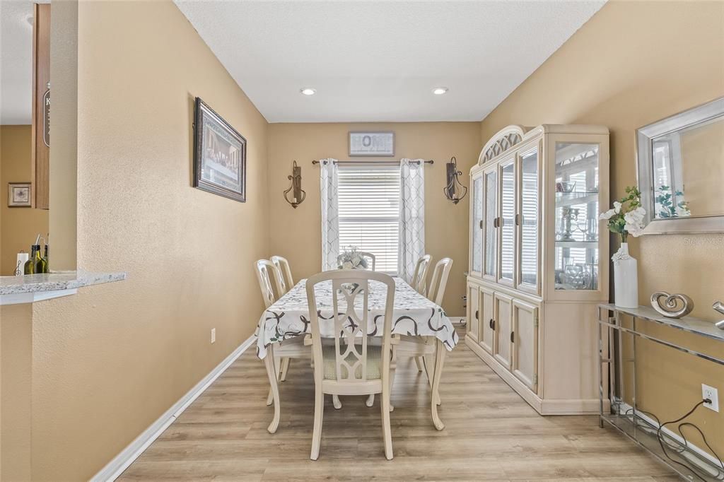 На продажу: $305,000 (3 спален, 2 ванн, 1568 Квадратных фут)