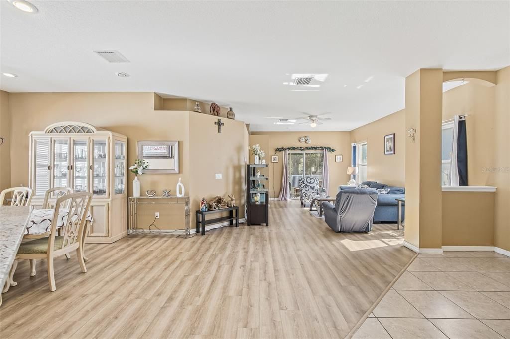 На продажу: $305,000 (3 спален, 2 ванн, 1568 Квадратных фут)