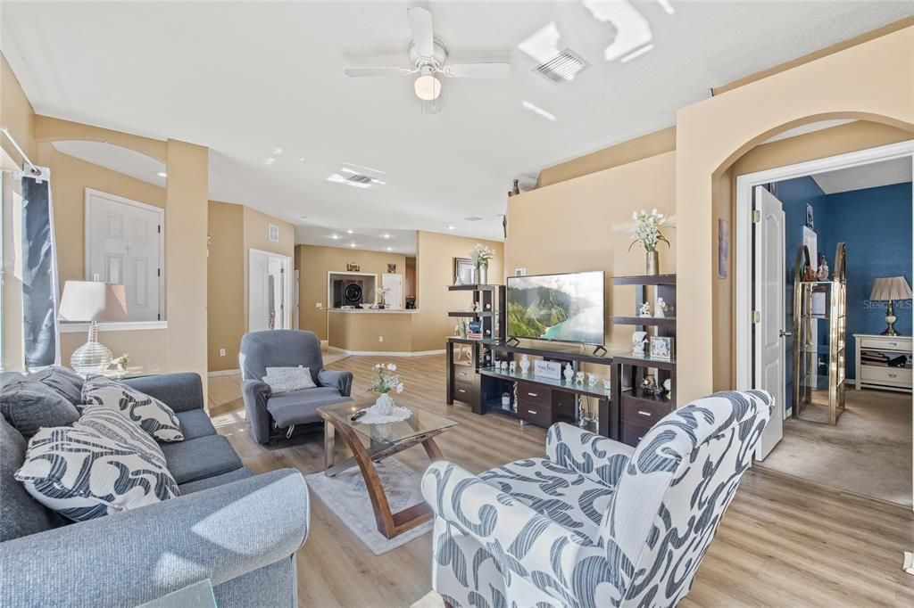 На продажу: $305,000 (3 спален, 2 ванн, 1568 Квадратных фут)