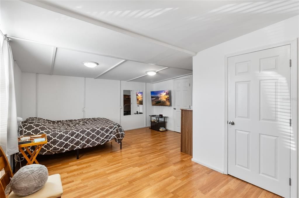 For Sale: $75,000 (2 beds, 1 baths, 740 Square Feet)