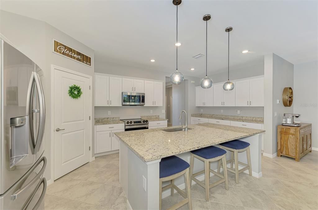 待售: $565,000 (3 贝兹, 3 浴室, 2201 平方英尺)