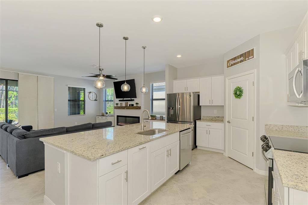 待售: $565,000 (3 贝兹, 3 浴室, 2201 平方英尺)