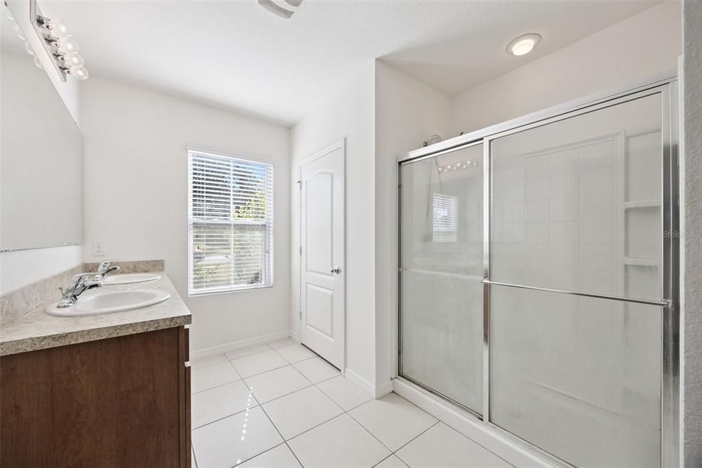 En Venta: $435,000 (4 camas, 2 baños, 2772 Pies cuadrados)