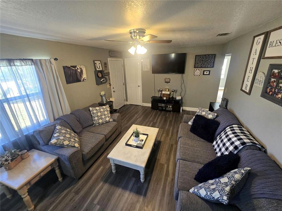 For Sale: $199,900 (3 beds, 1 baths, 1014 Square Feet)