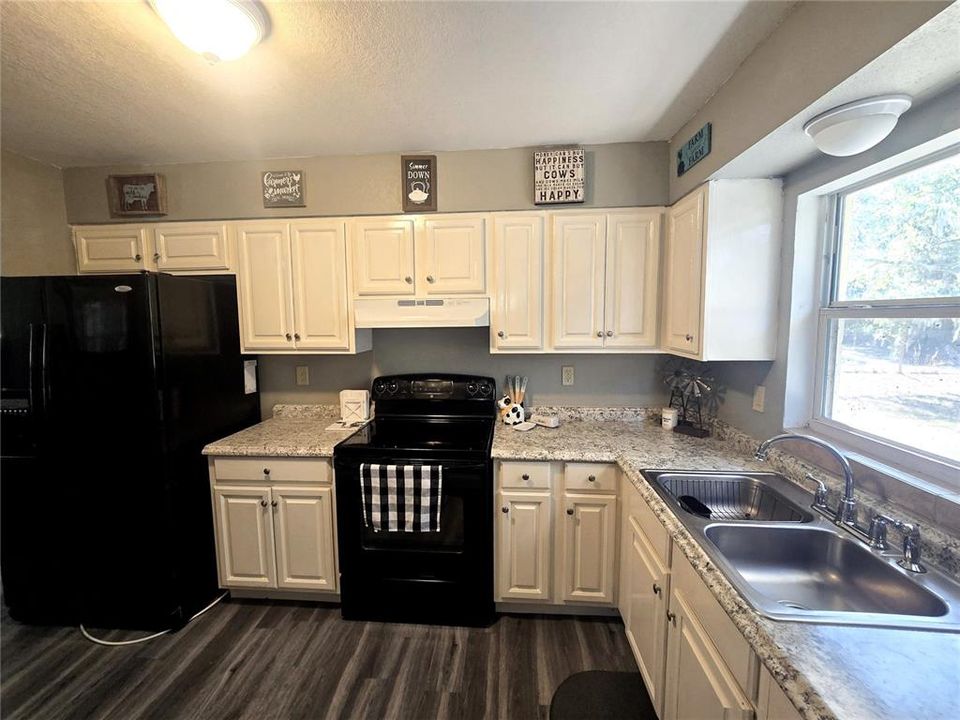 For Sale: $199,900 (3 beds, 1 baths, 1014 Square Feet)