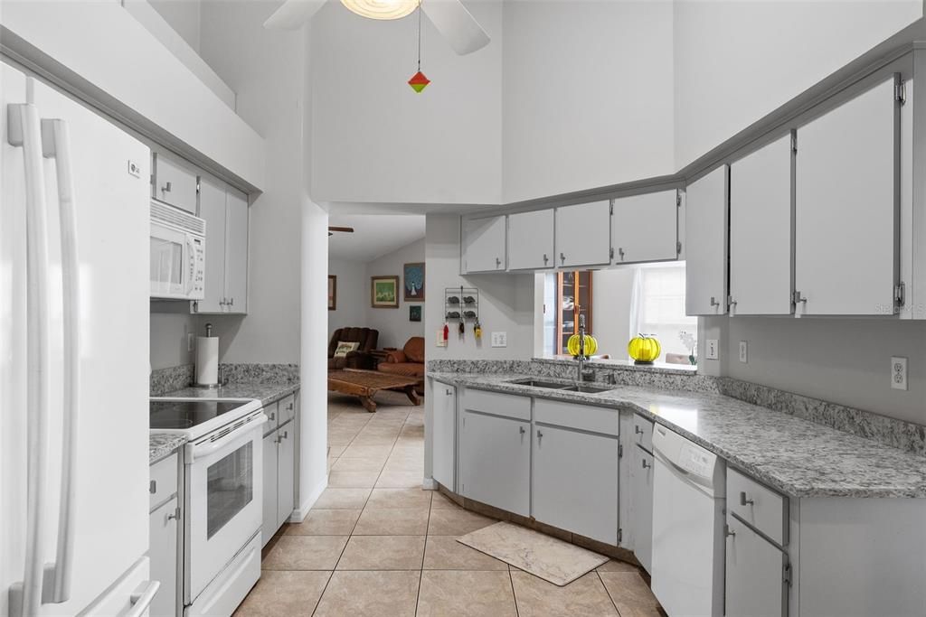 待售: $549,900 (4 贝兹, 2 浴室, 2040 平方英尺)