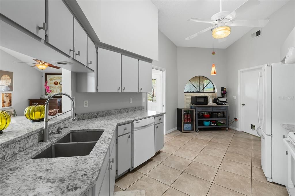 待售: $549,900 (4 贝兹, 2 浴室, 2040 平方英尺)