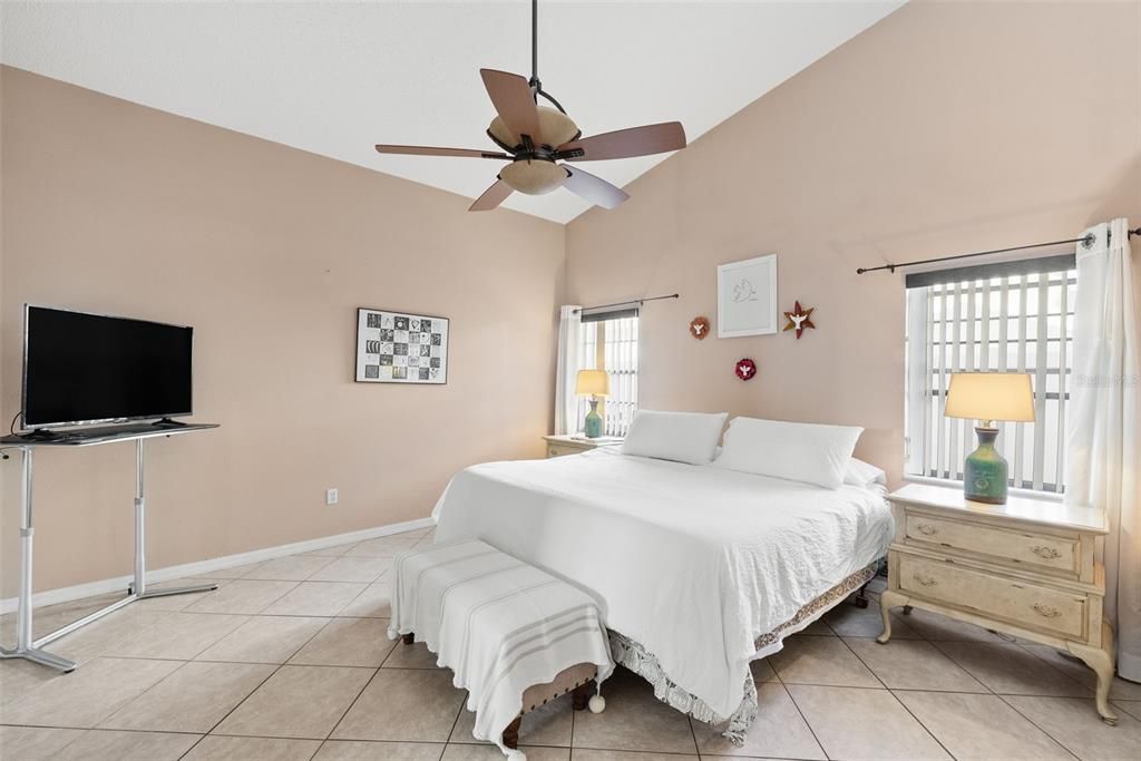 待售: $549,900 (4 贝兹, 2 浴室, 2040 平方英尺)