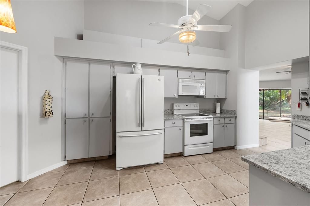 待售: $549,900 (4 贝兹, 2 浴室, 2040 平方英尺)