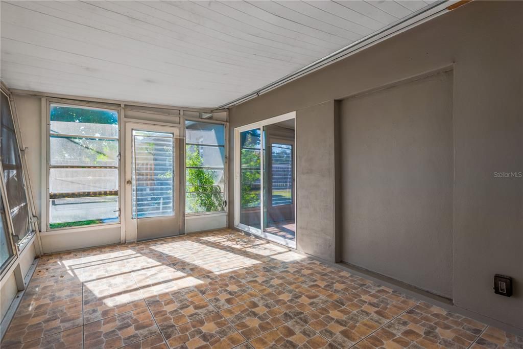 待售: $380,000 (2 贝兹, 2 浴室, 962 平方英尺)