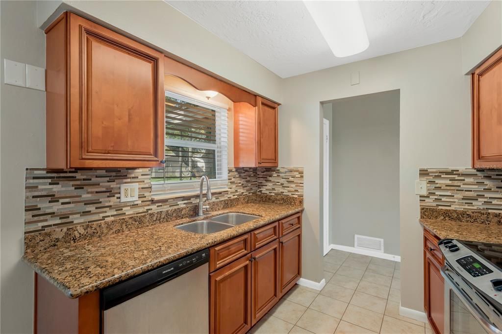 待售: $380,000 (2 贝兹, 2 浴室, 962 平方英尺)