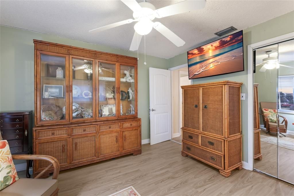 Active With Contract: $399,900 (3 beds, 2 baths, 1632 Square Feet)