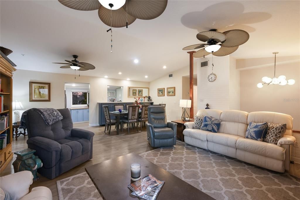Active With Contract: $399,900 (3 beds, 2 baths, 1632 Square Feet)