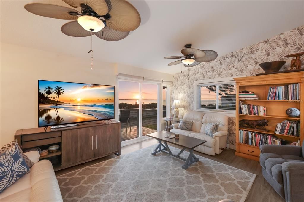 Active With Contract: $399,900 (3 beds, 2 baths, 1632 Square Feet)