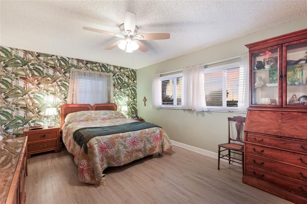 Active With Contract: $399,900 (3 beds, 2 baths, 1632 Square Feet)