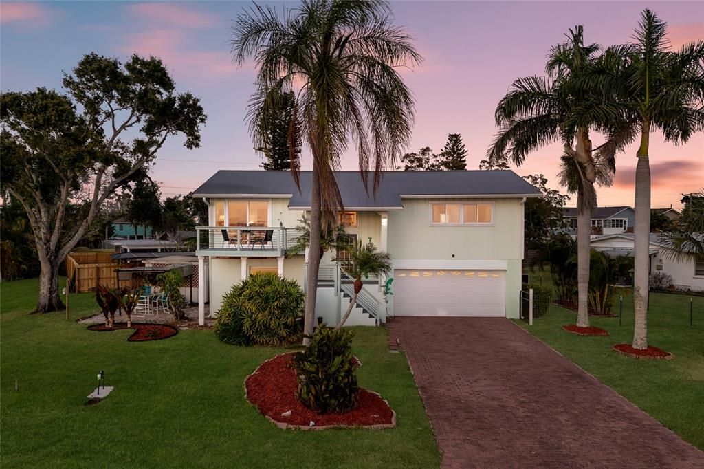 Active With Contract: $399,900 (3 beds, 2 baths, 1632 Square Feet)