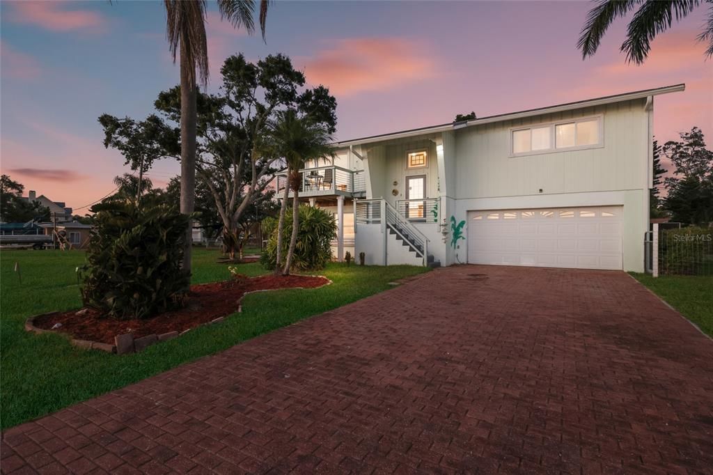 Active With Contract: $399,900 (3 beds, 2 baths, 1632 Square Feet)