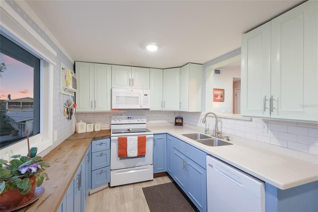 Active With Contract: $399,900 (3 beds, 2 baths, 1632 Square Feet)