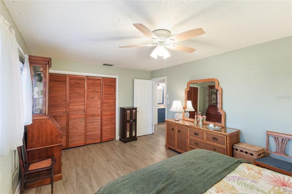 Active With Contract: $399,900 (3 beds, 2 baths, 1632 Square Feet)