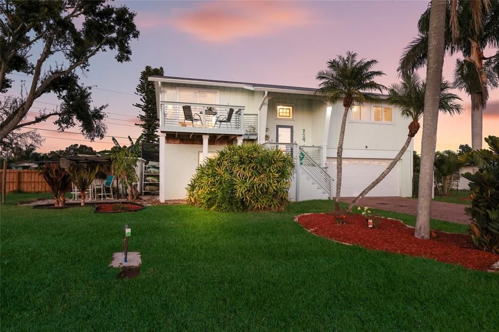 Active With Contract: $399,900 (3 beds, 2 baths, 1632 Square Feet)