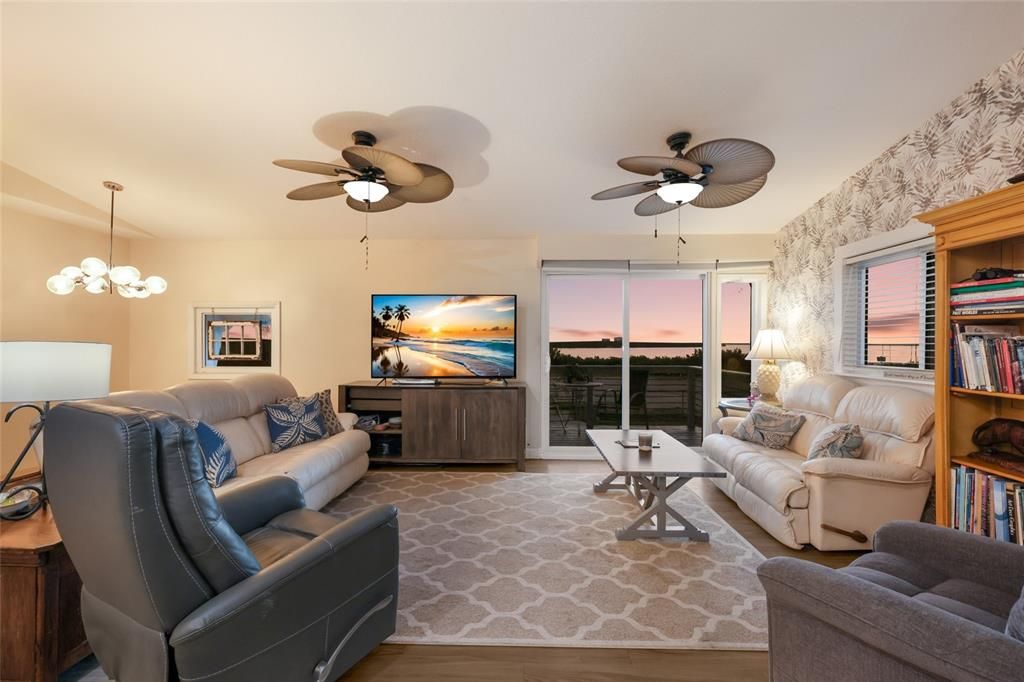 Active With Contract: $399,900 (3 beds, 2 baths, 1632 Square Feet)