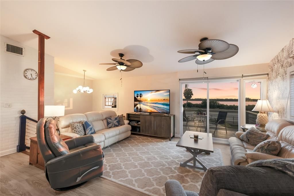 Active With Contract: $399,900 (3 beds, 2 baths, 1632 Square Feet)