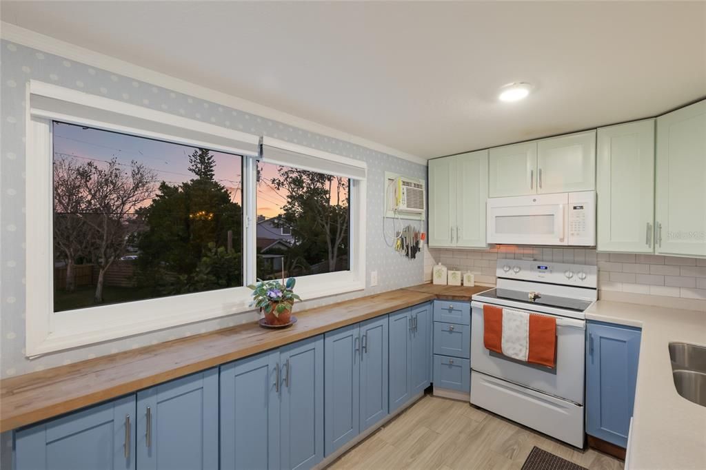 Active With Contract: $399,900 (3 beds, 2 baths, 1632 Square Feet)