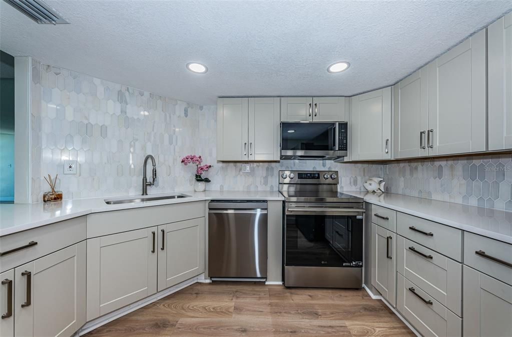 For Sale: $450,000 (2 beds, 2 baths, 1325 Square Feet)