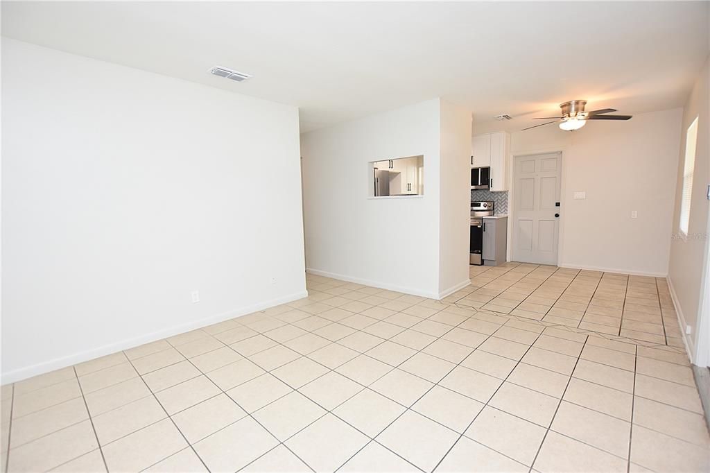 出租: $1,460 (3 贝兹, 1 浴室, 864 平方英尺)