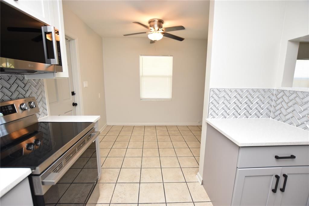 出租: $1,460 (3 贝兹, 1 浴室, 864 平方英尺)