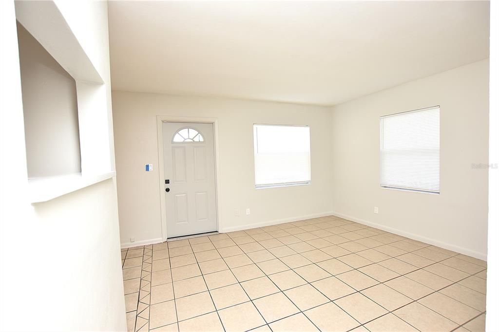 出租: $1,460 (3 贝兹, 1 浴室, 864 平方英尺)