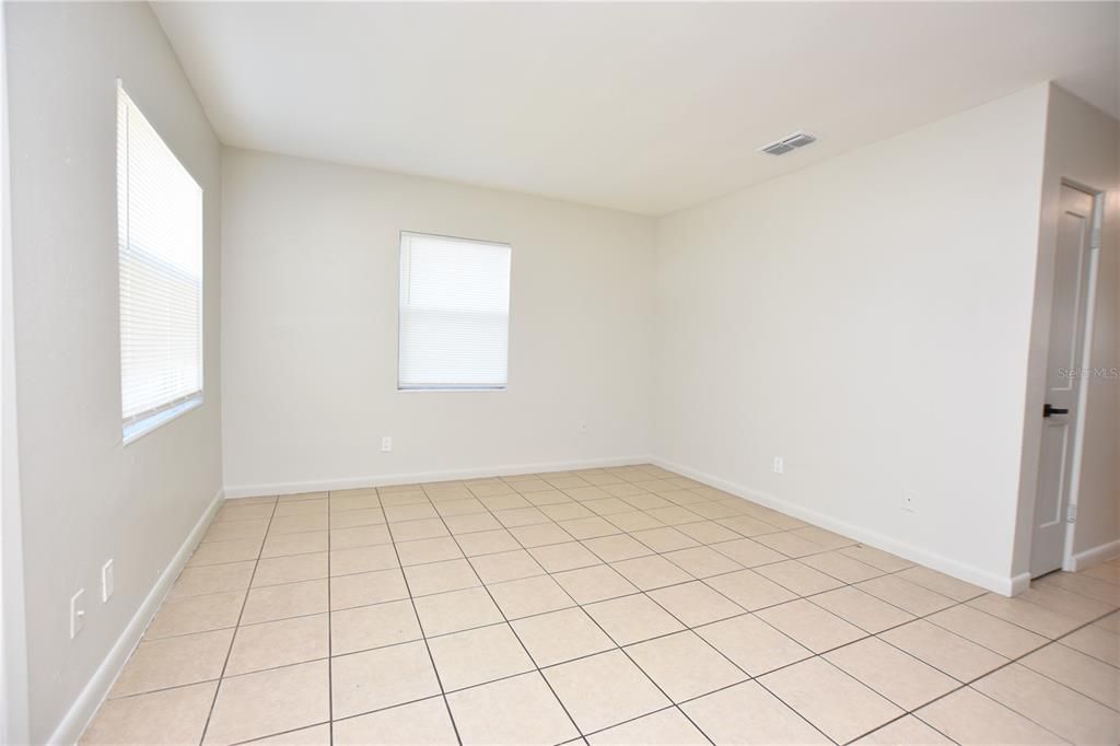 出租: $1,460 (3 贝兹, 1 浴室, 864 平方英尺)