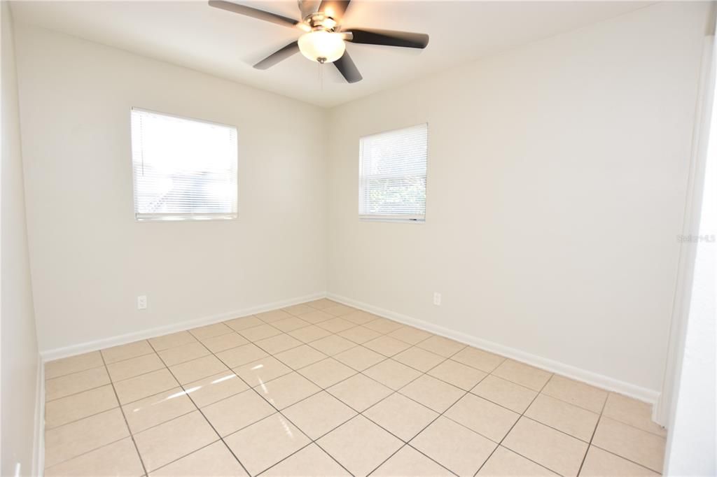 出租: $1,460 (3 贝兹, 1 浴室, 864 平方英尺)