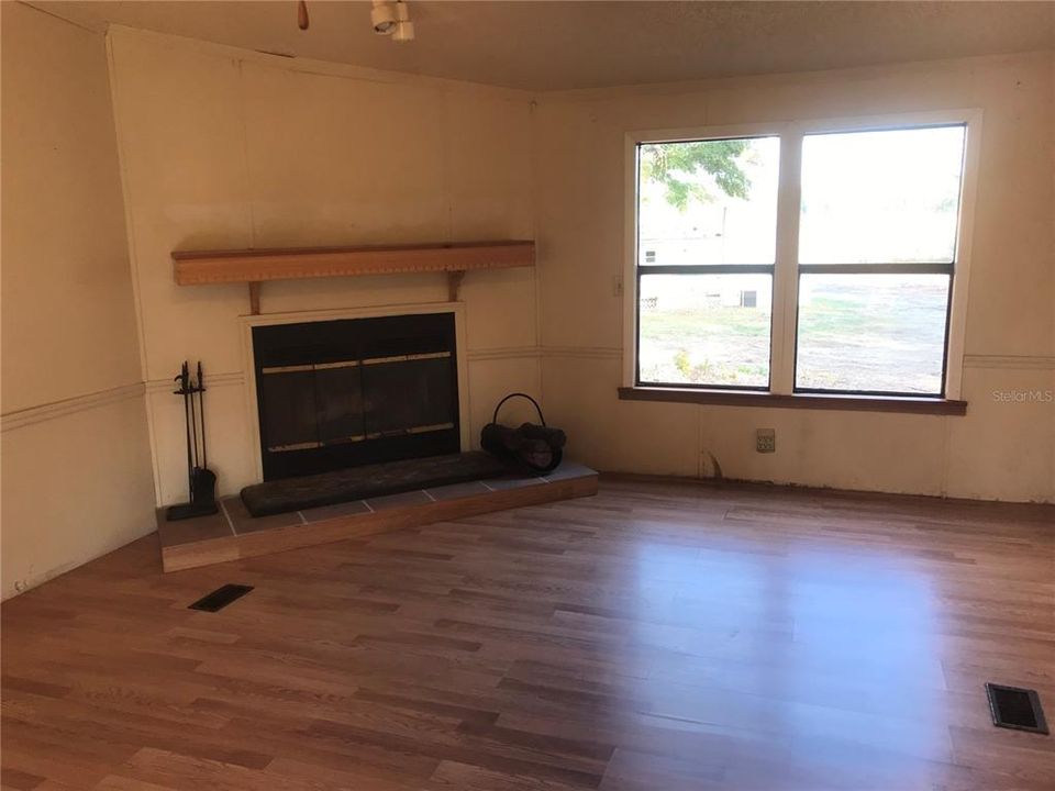 For Sale: $100,000 (5 beds, 3 baths, 2126 Square Feet)