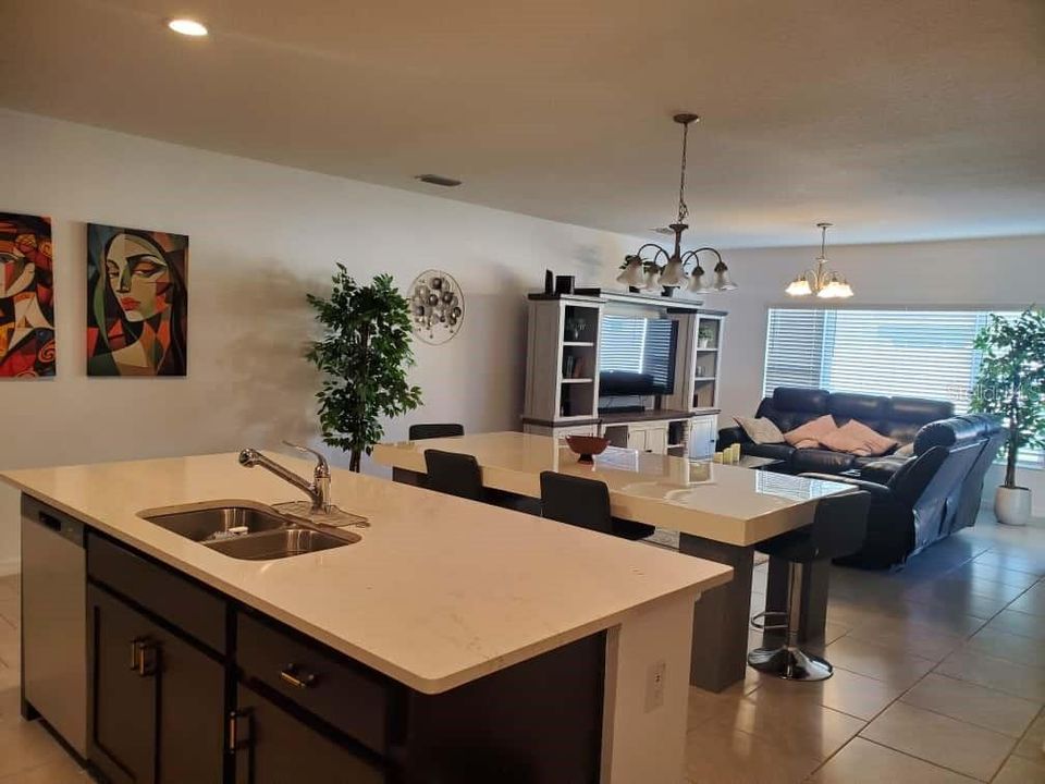 For Rent: $2,600 (4 beds, 2 baths, 1876 Square Feet)