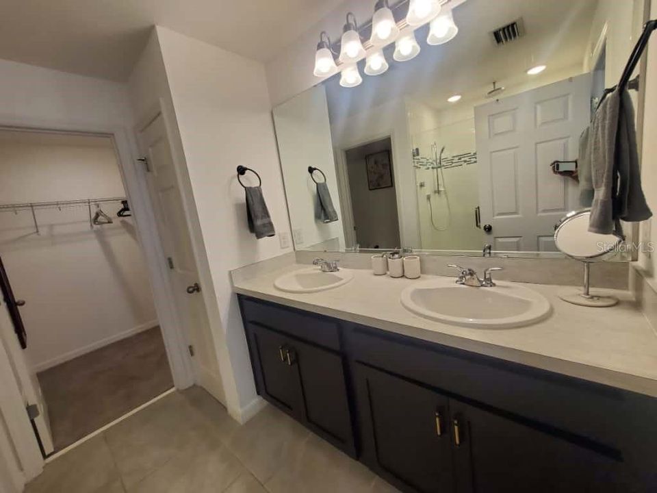 For Rent: $2,600 (4 beds, 2 baths, 1876 Square Feet)