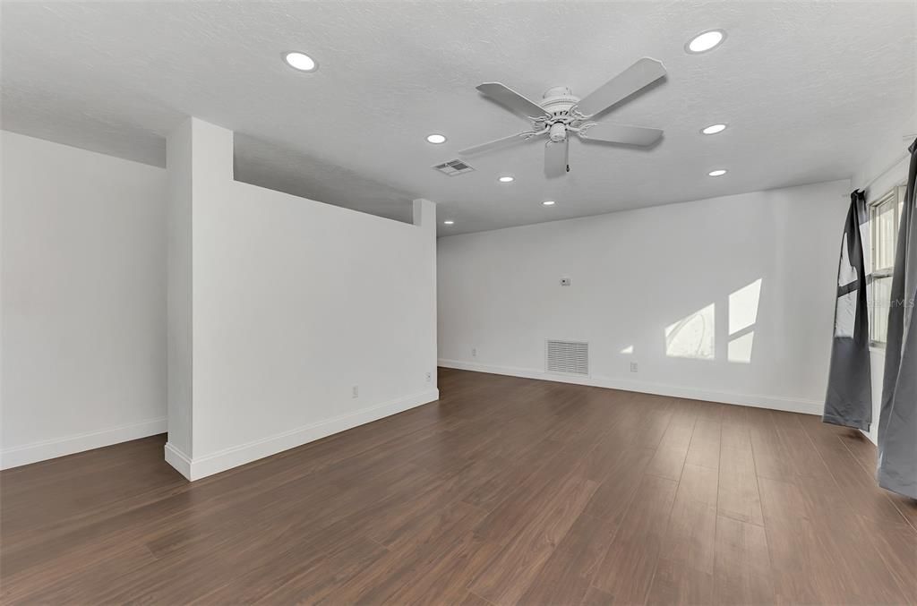 For Sale: $425,000 (3 beds, 2 baths, 1250 Square Feet)