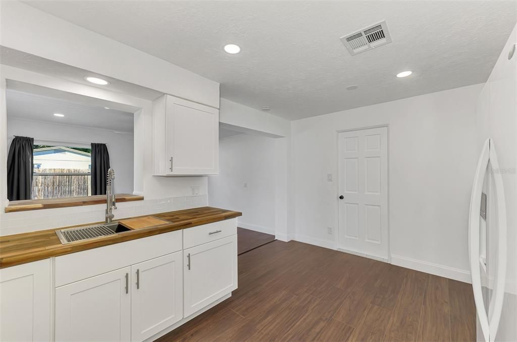 For Sale: $425,000 (3 beds, 2 baths, 1250 Square Feet)