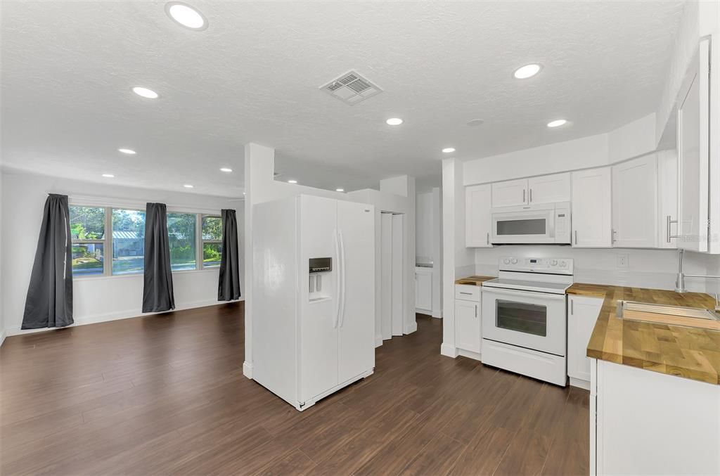 For Sale: $425,000 (3 beds, 2 baths, 1250 Square Feet)