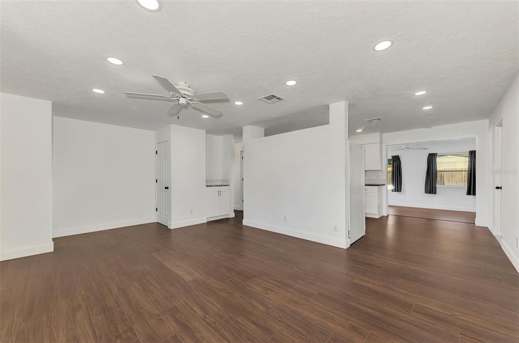 For Sale: $425,000 (3 beds, 2 baths, 1250 Square Feet)